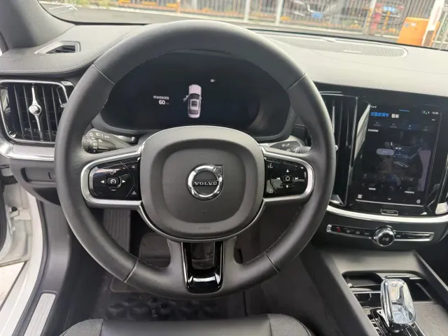 Volvo S60 — Фото автомобиля 12