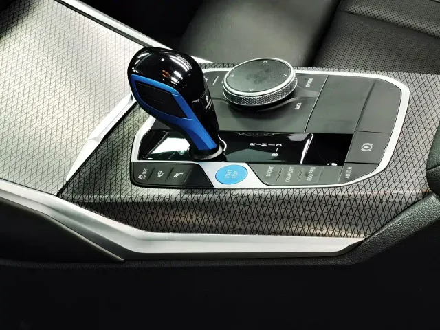 BMW i4 — Фото автомобиля 12