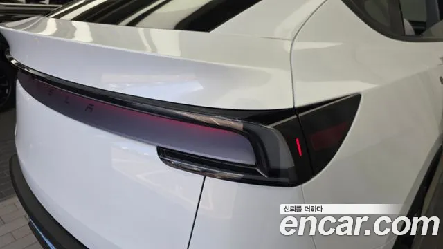 Tesla Model Y — Фото автомобиля 23