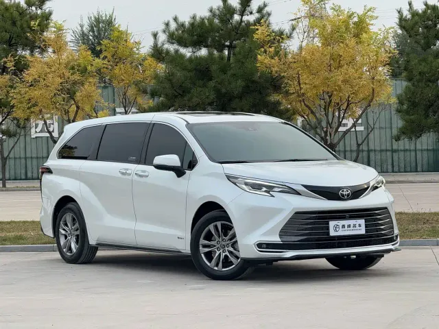 Toyota Sienna — Фото автомобиля 3
