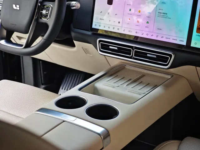 Li Auto L8 — Фото автомобиля 9