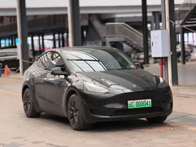 Tesla Model Y — Фото автомобиля 3