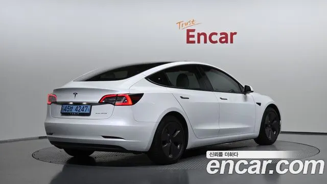 Tesla Model 3 — Фото автомобиля 2
