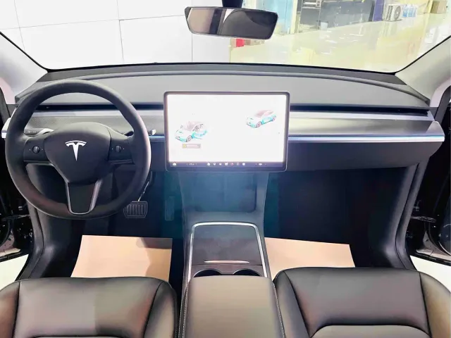 Tesla Model Y — Фото автомобиля 17