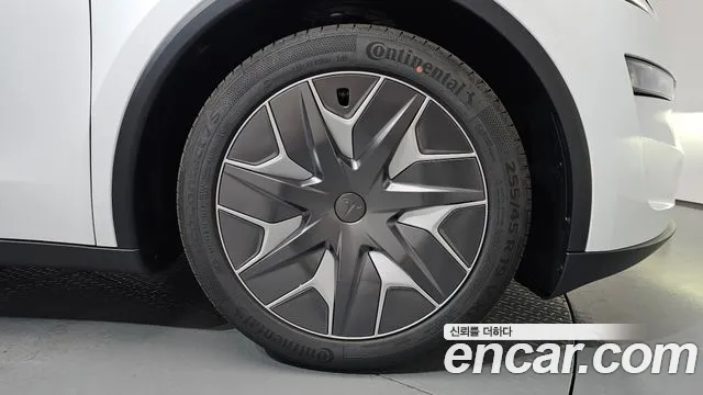 Tesla Model Y — Фото автомобиля 20