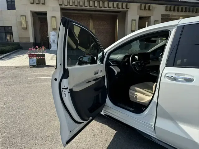 Toyota Granvia 2022 2.5L Hybrid Noble Edition — Фото автомобиля 20