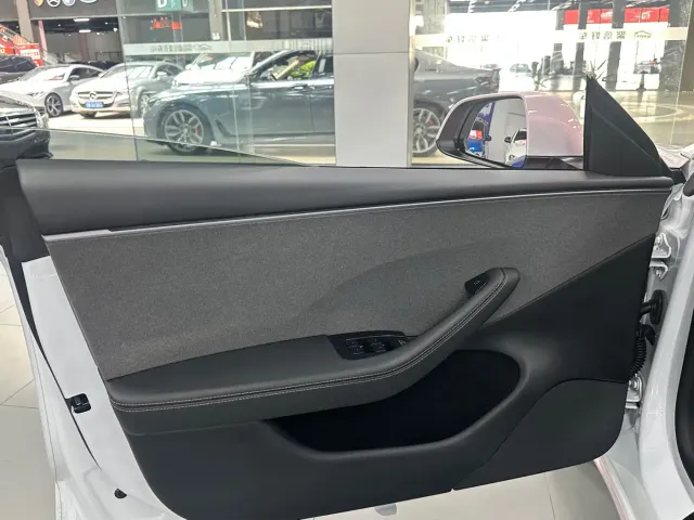 Tesla Model 3 — Фото автомобиля 13