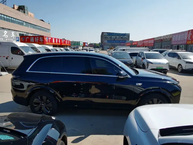 Li Auto L8 — Фото автомобиля 5