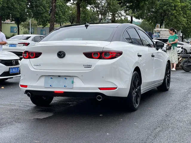 Mazda Axela — Фото автомобиля 9