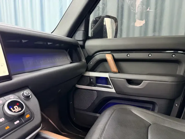 Land Rover Defender — Фото автомобиля 16