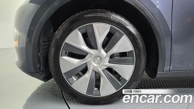 Tesla Model Y — Фото автомобиля 5