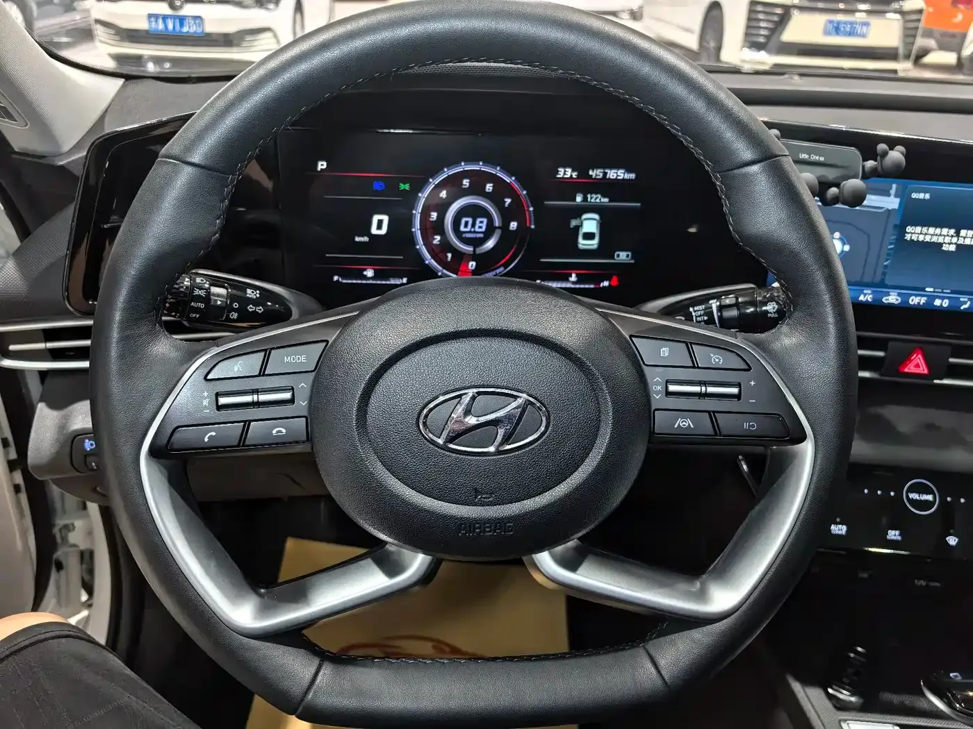 Hyundai Elantra 2022 1.5L CVT LUX Premium Edition — Фото автомобиля 11