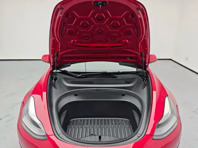 Tesla Model 3 — Фото автомобиля 17