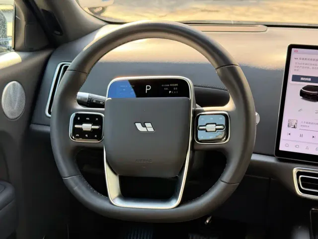 Li Auto L8 — Фото автомобиля 10