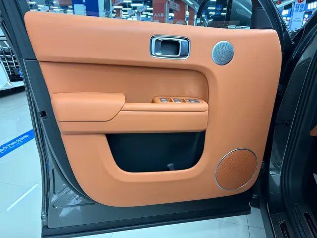Li Auto L8 — Фото автомобиля 10