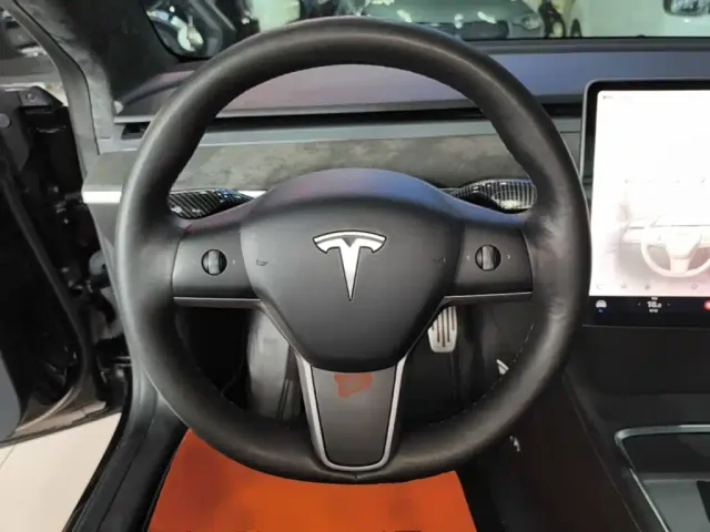 Tesla Model 3 — Фото автомобиля 10
