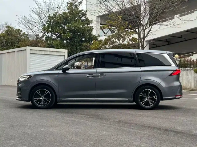 Roewe iMAX8 — Фото автомобиля 11