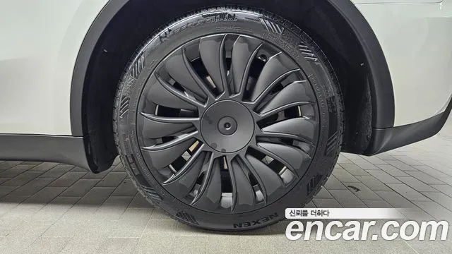 Tesla Model Y — Фото автомобиля 6