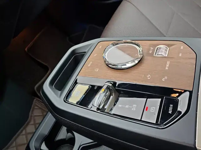 BMW iX — Фото автомобиля 11