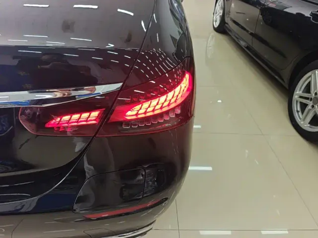 Mercedes-Benz E-Class — Фото автомобиля 23