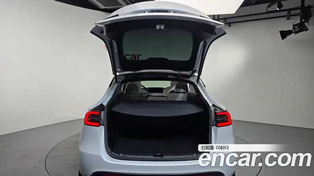 Tesla Model Y — Фото автомобиля 23