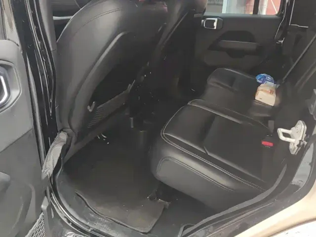 Jeep Wrangler — Фото автомобиля 11