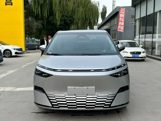 Xpeng X9 — Фото автомобиля 2