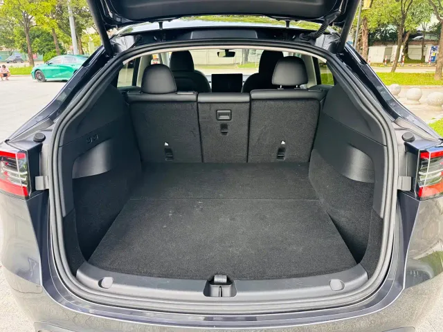 Tesla Model Y — Фото автомобиля 11