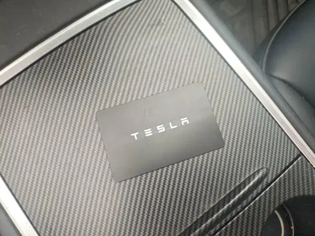 Tesla Model Y — Фото автомобиля 8