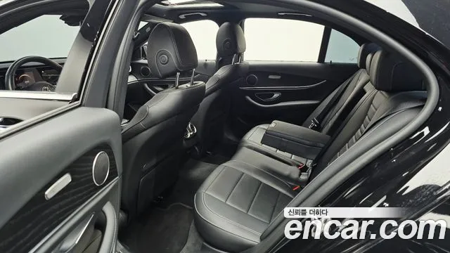 Mercedes-Benz E-Class — Фото автомобиля 12