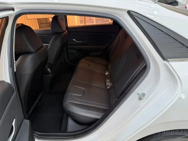 Hyundai Elantra — Фото автомобиля 18