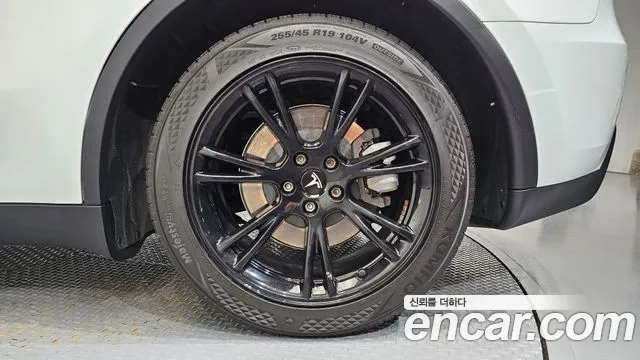 Tesla Model Y — Фото автомобиля 21