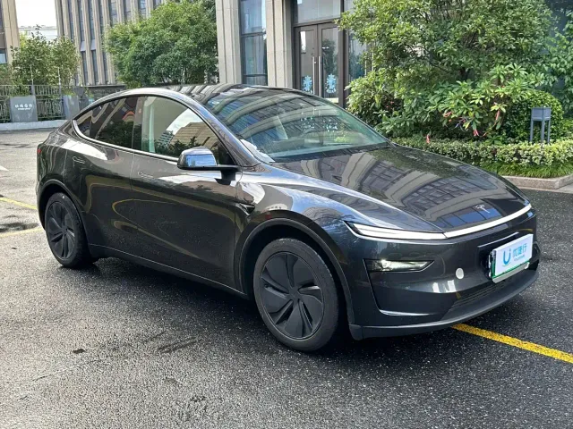 Tesla Model Y — Фото автомобиля 3