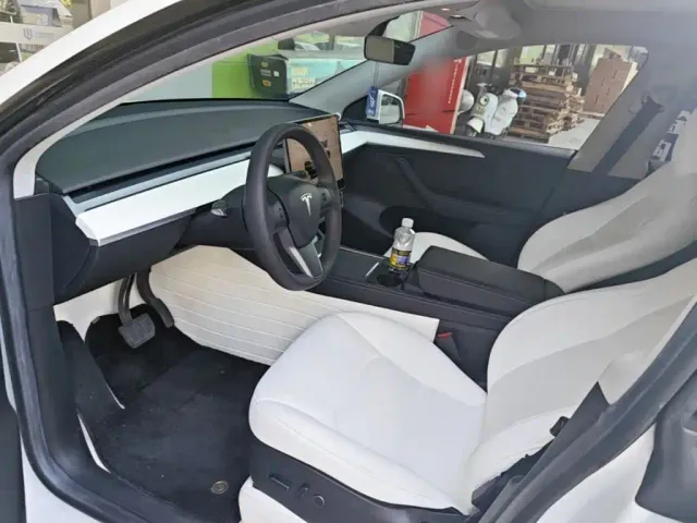 Tesla Model Y — Фото автомобиля 14