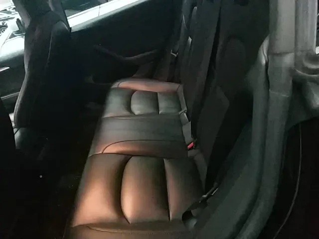 Tesla Model 3 — Фото автомобиля 16