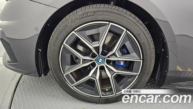 BMW i5 G60 — Фото автомобиля 5