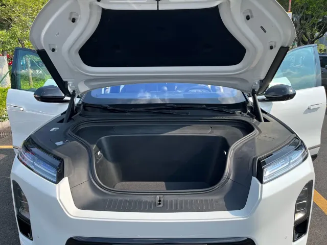 Nio ES8 — Фото автомобиля 29