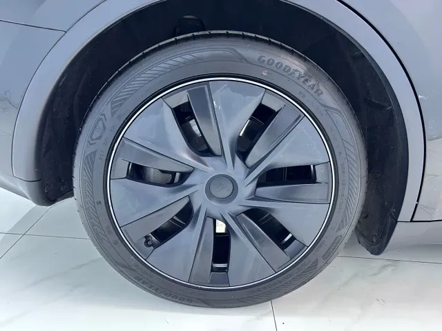 Tesla Model Y — Фото автомобиля 24