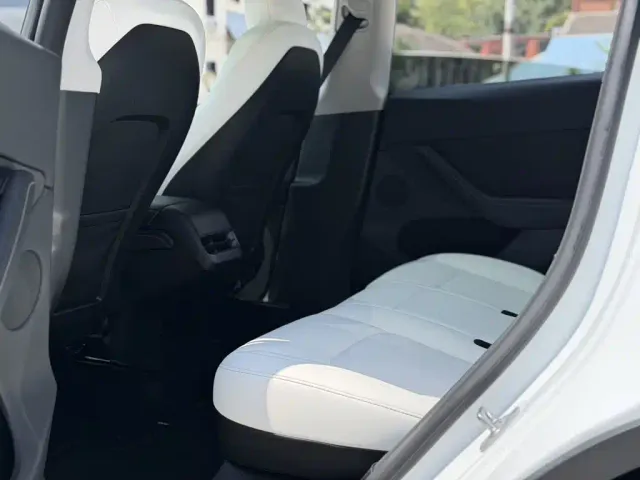 Tesla Model Y — Фото автомобиля 16