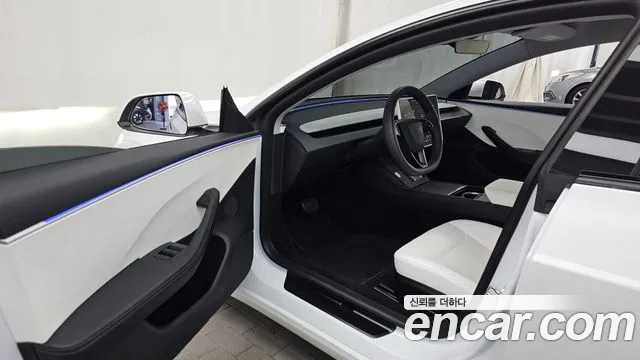 Tesla Model 3 — Фото автомобиля 10