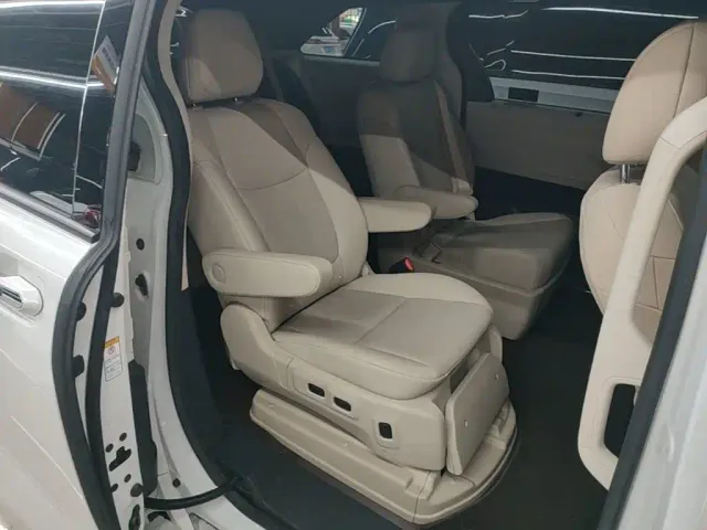 Toyota Toyota Sienna 2021 2.5L Hybrid Luxury Welfare Edition — Фото автомобиля 16
