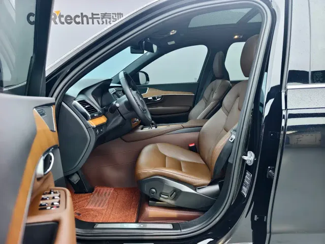 Volvo XC90 — Фото автомобиля 8