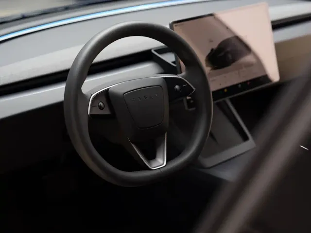 Tesla Model 3 — Фото автомобиля 13