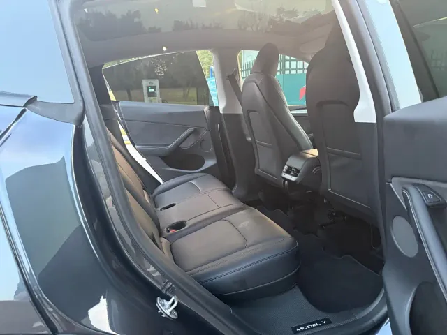 Tesla Model Y — Фото автомобиля 11