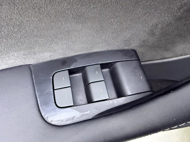 Tesla Model Y — Фото автомобиля 17