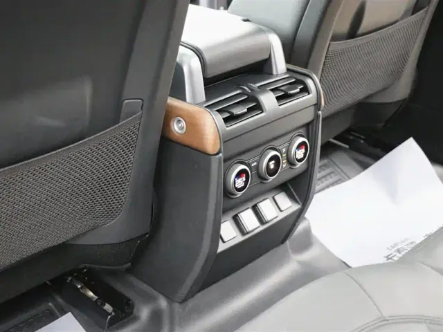 Land Rover Defender — Фото автомобиля 21