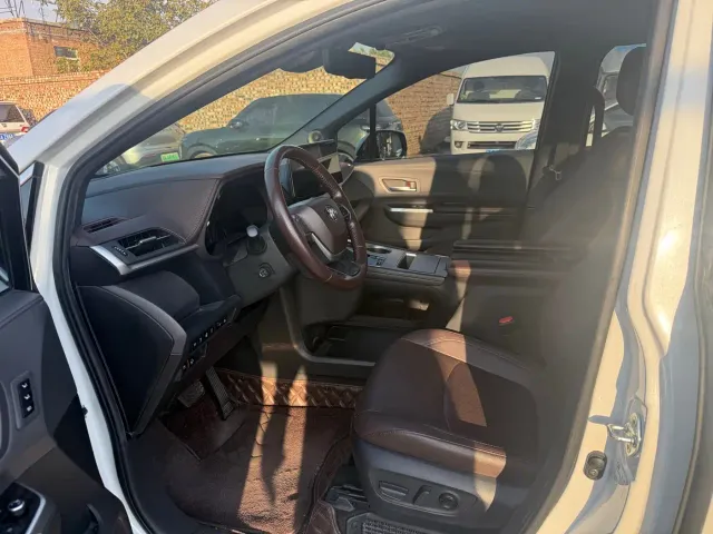 Toyota Sienna — Фото автомобиля 4