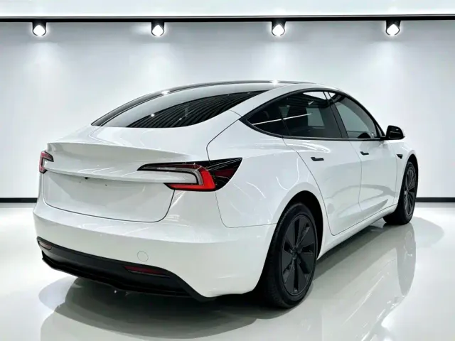 Tesla Model 3 — Фото автомобиля 2