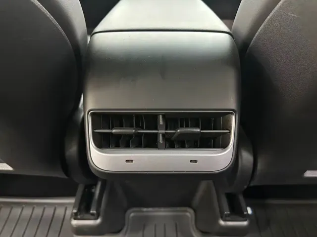 Tesla Model Y — Фото автомобиля 19