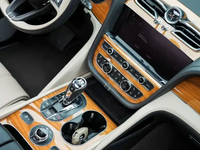 Bentley Bentayga — Фото автомобиля 16
